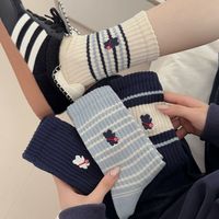 Chaussettes bleu marine rétro à motif brodé pour femmes et filles, chaussettes de dessin animé, chaussettes amples rayées beiges
