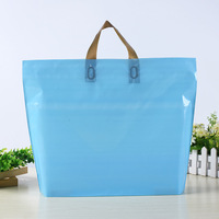 Vente en gros de sacs fourre-tout en plastique imprimés de haute qualité de marque personnalisés, imprimés pour cadeau de vêtement