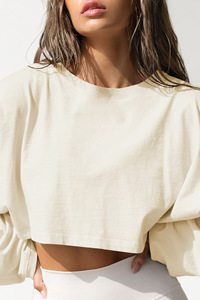 Oversized dames t-shirt met lage schouderlijn, custom bedrukking, biologisch katoen, lange mouwen, ronde hals, cropped top, sweatshirt - Product Image 4