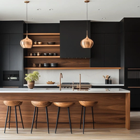Meuble de cuisine haut de gamme personnalisé Aige avec îlot, finition laquée, plan de travail naturel, pour hôtel, appartement, villa