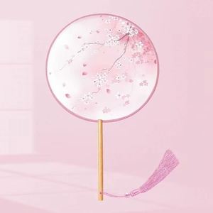 พัดไม้ไผ่พกพา ลายเพ้นท์สไตล์นางฟ้า ขนาด 21 ซม. ทรงกลม ปรับแต่งได้ เหมาะสำหรับเป็นของขวัญทางธุรกิจ ให้ความสะดวกสบายและมีสไตล์ - Product Image 1