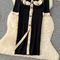 Robe midi moulante élégante en maille à manches longues et col contrastant pour femme, avec boutons décoratifs, idéale pour les tenues décontractées ou de soirée.