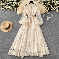 Robe longue maxi élégante verte en dentelle brodée, coupe trapèze, col montant, manches lanternes, ceinturée, pour femme, idéale au quotidien et en vacances