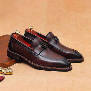 รองเท้าบูทหนังแท้ผู้ชายดีไซน์คลาสสิคล่าสุด ประจำฤดูใบไม้ร่วง-ฤดูหนาว ปี 2025 สวมใส่สบาย เหมาะสำหรับทำงาน กันน้ำ กันลื่น สวมแบบสลิปออน - Product Image 3