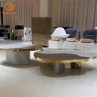 Ensemble de tables basses gigognes modernes de luxe avec des formes organiques irrégulières et des dessus texturés en marbre/métal, tables d'appoint artistiques