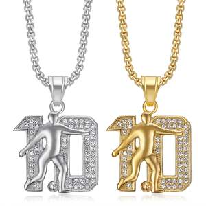 Collier pendentif glamour sur le thème du football, figurine <span class=keywords><strong>de</strong></span> <span class=keywords><strong>joueur</strong></span> <span class=keywords><strong>de</strong></span> football n° 10 dribblant en détail - Product Image 6