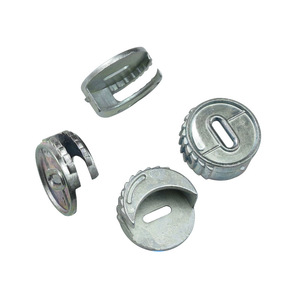 Connecteur trois-en-un en alliage de zinc pour l'assemblage de meubles, idéal pour le raccordement des panneaux de lit et de placard - Product Image 1