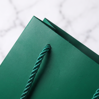 Sac en papier carré personnalisé pour bijoux, avec taille et finition sur mesure, pour emballage de coffrets cadeaux et présentation de bijoux en magasin.