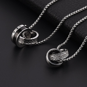 Collana da uomo hip-hop trendy con ciondolo geometrico a doppio anello intrecciato in acciaio inossidabile, catena lunga per maglione - Product Image 1