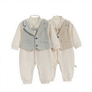 Conjunto de dos piezas falsas en stock para bebé unisex: pelele de manga larga de elastano/algodón para recién nacido con chaleco, ideal para otoño. - Product Image 3