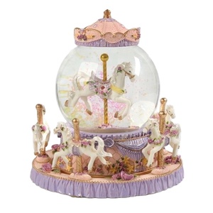 Globe à neige en résine avec carrousel romantique de Noël8 - Product Image 5