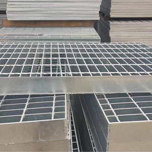 Grille en acier galvanisé 32 mm x 5 mm, capacité 2000 kg/m, anti-corrosion pour allées extérieures, services de découpe et de soudure inclus - Product Image 1