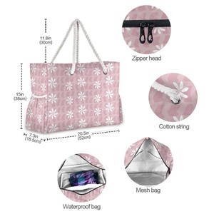 Sac de plage en nylon imprimé de fleurs de tiaré rose hawaïennes, avec poignée en corde, sac de plage personnalisé pour femmes avec poches - Product Image 5
