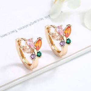 Modernos Pendientes de Aro Huggie para Niñas, Chapados en Oro, con Mariposa y Circonitas Cúbicas Multicolor, Pequeños, de Cristal, para Boda - Product Image 2