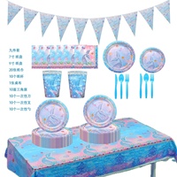 Assiette en papier jetable et couteau, fourchette et cuillère sur le thème de la sirène de l'océan, décorations de table pour la fête.
