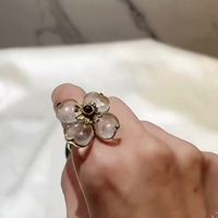 Ensemble de bijoux en laiton plaqué or 18 carats, motif fleur à quatre pétales, incrustation de pierres précieuses, boucles d'oreilles avec tiges en argent 925 et bague assortie
