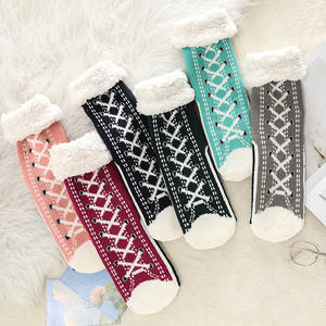 Chaussettes tricotées épaisses chaudes pour femmes Pantoufles antidérapantes Bonneterie avec caractéristique antibactérienne pour la maison hiver et automne - Product Image 5