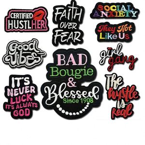 Patchs thermocollants brodés à bordure noire, avec des mots colorés sur le thème 'Anxiété sociale, Bonnes vibrations, Ils ne nous aiment pas', pour la décoration de chapeaux et sacs - Product Image 1