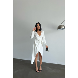 Robe de travail blanche avec détail broche, style enveloppant élégant - Product Image 5