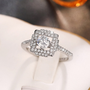 Anello Floreale con Micro Pavé di Zirconi per Donne, Design Traforato, Gioiello da Dito per Proposta di Matrimonio e Fidanzamento - Product Image 4