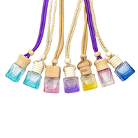 Vente en gros de diffuseurs de parfum pour voiture en verre de 6 ml et 8 ml, couleur personnalisée, avec cordon de suspension et couvercle en bois