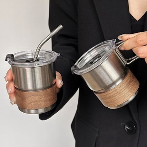 Mug à bière pliable en acier inoxydable <span class=keywords><strong>avec</strong></span> manchon en bois, couvercle anti-fuite et <span class=keywords><strong>paille</strong></span> métallique pour bière, cocktails et boissons glacées - Product Image 4