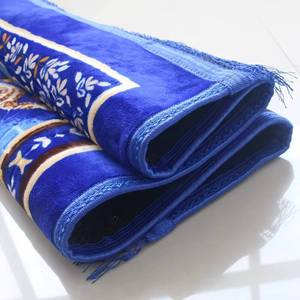 Alfombra de oración lavable de franela antideslizante, decorada con vibrantes motivos florales, adecuada para picnics familiares y camping. - Product Image 1