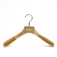 Cintres Jason de luxe en bois doré personnalisés de haute qualité avec logo