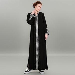 K384 Vêtement islamique à manches longues pour femmes musulmanes, robe longue noire unie, abaya modeste, best-seller - Product Image 2