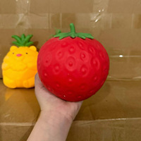 Produit transfrontalier très vendu sur TikTok : Jouet anti-stress en forme de fraise à récupération lente, emballage cadeau, pour les 14 ans et plus, en stock