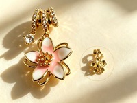 YWXS Breloques pendantes plaquées or 18 carats avec fleur en émail, zircon et perle pour la fabrication de bijoux DIY (boucles d'oreilles)