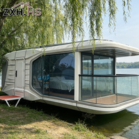 Cabine capsule préfabriquée avec une surface habitable de 28 m² et une coque en aluminium, maison capsule spatiale modulaire moderne pour projets d'hébergement touristique