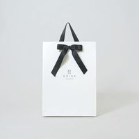 Sac cadeau en papier blanc avec logo personnalisé, ruban noir et nœud, emballage de luxe pour bijoux, accessoires, boutique de mode, magasin de cadeaux
