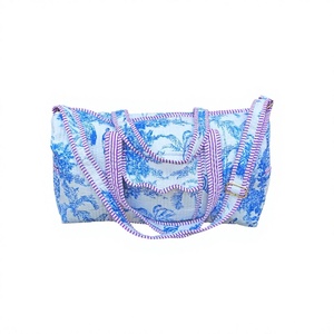 Sacs de voyage matelassés en coton pour femmes, style vintage avec chaînes et motifs géométriques, grands sacs de week-end et de sport avec bandoulière pour l'été - Product Image 1