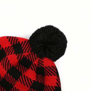 Gorro de Punto Cálido para Protección Invernal, 100% Acrílico, Gorro con Pompón para Niños, Gorro de Punto con Parche Tejido a Cuadros Negros y Rojos - Product Image 4