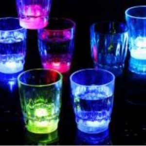 Bán buôn mặt pha lê LED tự động cảm ứng Flash trang trí nội thất Mug nước nhấp nháy cốc ánh sáng cho các bên - Product Image 4