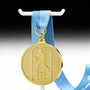 Medalla Deportiva con Forma de Pirámide Chapada en Oro, con Diseño de Silueta de Jugador Personalizable y Cinta Azul Claro - Product Image 1