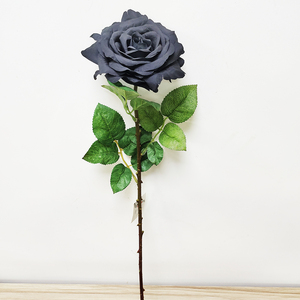 Vente en gros de roses noires artificielles en soie, fausses fleurs gothiques réalistes pour décoration de mariage, roses noires artificielles à longue tige - Product Image 5