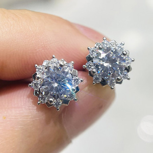 Orecchini a perno a forma di girasole da donna, semplici ed eleganti, accessori per l'uso quotidiano - Product Image 1