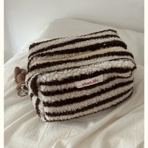 Bolsa de maquillaje personalizada a la moda, bolsa de cosméticos de lana de cordero con múltiples rayas, bolsa de invierno, etiqueta lavable, algodón suave para el hogar - Product Image 5