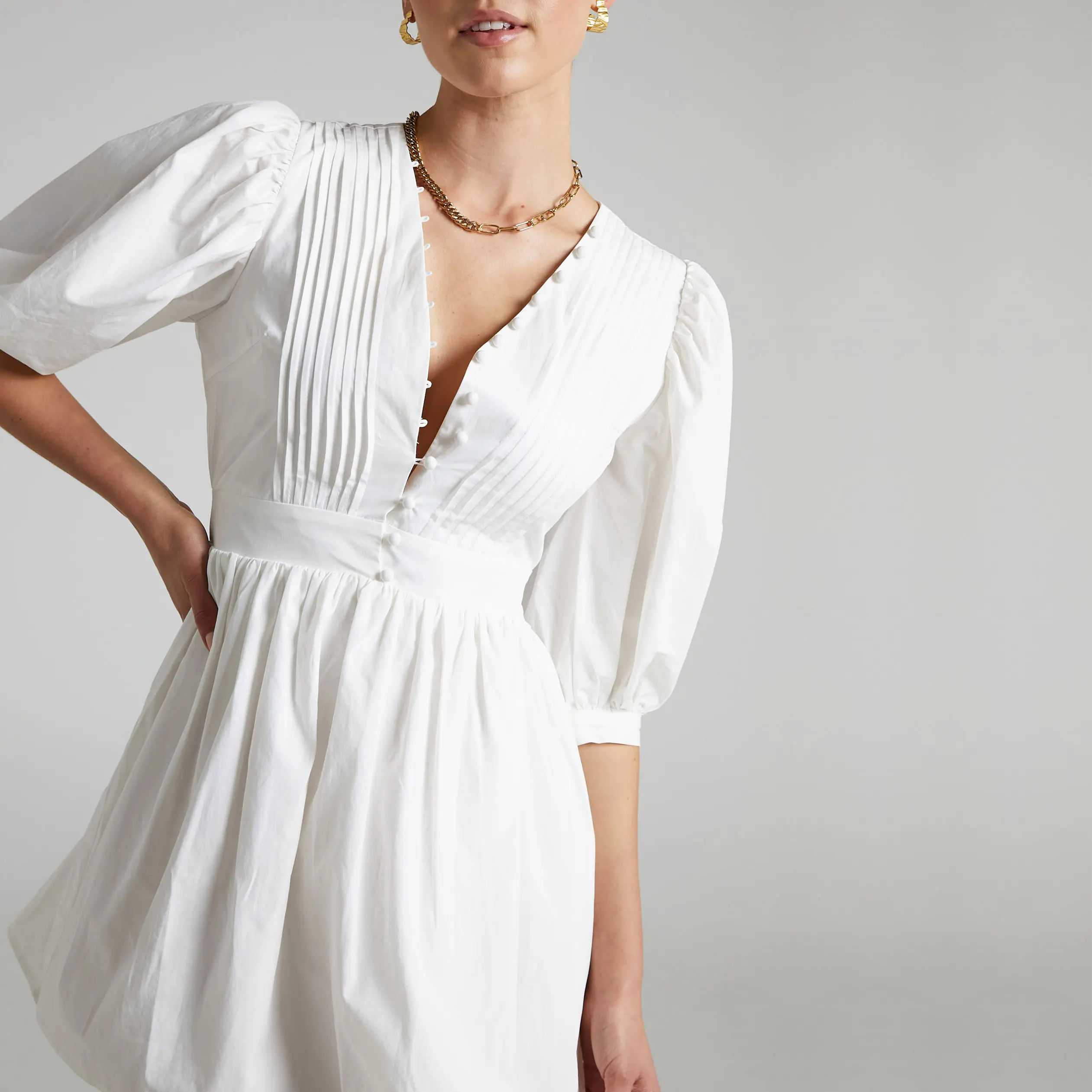 Vestido de algodão plissado para mulheres, baixo personalizado roupas brancas femininas decote em v profundo botão frontal vestido de algodão liso para mulheres