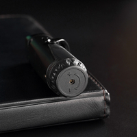 Briquet à triple jet classique à flamme bleue, grand réservoir de carburant visible, molette de réglage de la flamme, support pour cigare, rechargeable au butane, briquet à cigare