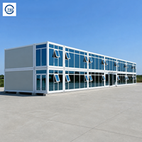 Maison conteneur préfabriquée modulaire de bureau à deux étages avec mur-rideau entièrement vitré, fenêtre à auvent et porte double vitrée à cadre en acier