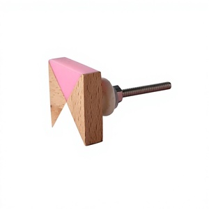 Bouton décoratif en résine et bois sculpté, forme irrégulière, artisanat de décoration intérieure, technique modelée à la main, objet de collection - Product Image 1
