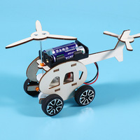 Petit modèle d'hélicoptère électrique bricolage expérience de technologie de science du bois faite à la main pour les jouets de moteur des enfants pour la petite production