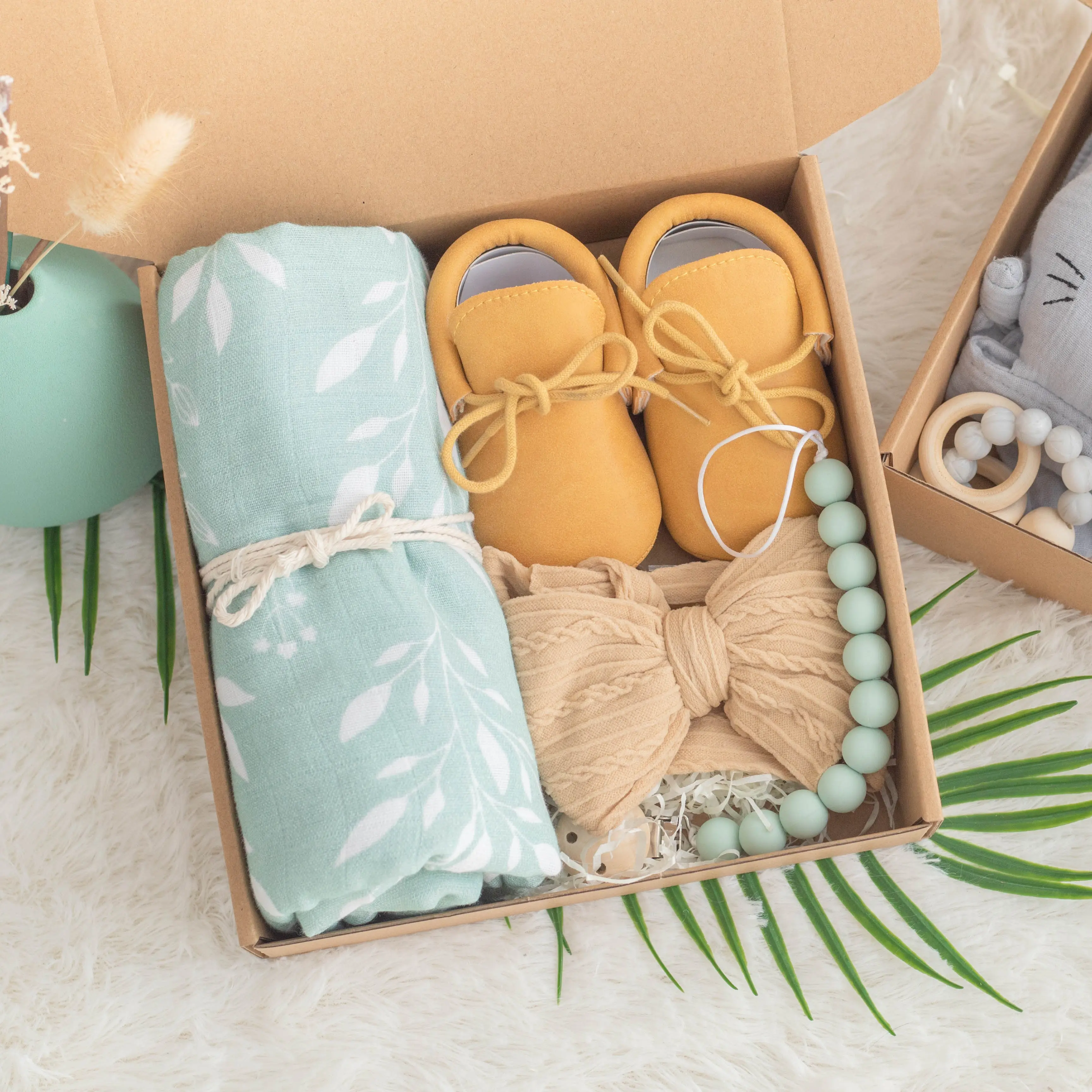 Custom Gauze Manta Wrap Muslin Baby Swaddle Gift Set with Turban Hat ,100% Organic Bamboo Cotton Baby Muslin Swaddle Blanket Set