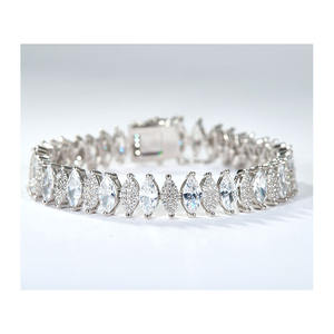 Brazalete de Tenis Personalizado de Alta Calidad para Mujer, Moderno, en Oro Blanco con Baño de Rodio y Moissanita - Product Image 3