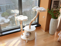 Arbre à chat en bois fruitier naturel classique avec deux lits de chat en pétales deux boules suspendues une maison de chat