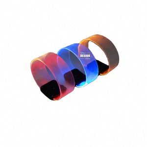 กำไลข้อมือ LED PVC แบบกำหนดเอง เป็นมิตรกับสิ่งแวดล้อม สำหรับผู้หญิง ผู้ชาย เรืองแสงในที่มืด อุปกรณ์เสริมสำหรับงานปาร์ตี้ ของใช้สำหรับงานเรฟ แสงนีออน ดนตรี - Product Image 1