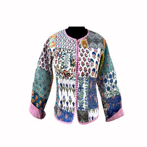 Exportateur indien proposant des vestes courtes d'hiver en molleton de coton réversible, imprimées à la main, respirantes et boutonnées pour femmes - Product Image 1